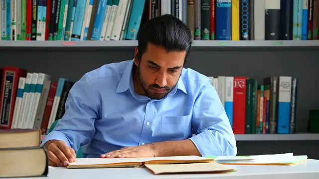 له ملګرو سره په مشوره کې مې ډېری ملګرو همدا مشوره راکوله چې په دې اداره کې دا ریاست مه پرېږده بیا خدای خبر چې ته دې رئیس شې خو هغه چې ډېر راته خواخوږي ول د لوړو زدکړو ادامې مشوره یې راکړه د هغو مې ومنله او تر اوسه په همدې څېړنیز کار لګیا یم