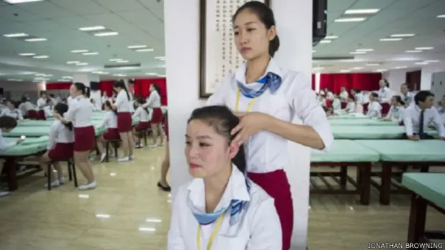 बड़े हॉल में लड़कियों को सिर की मालिश करने की ट्रेनिंग दी जाती है.