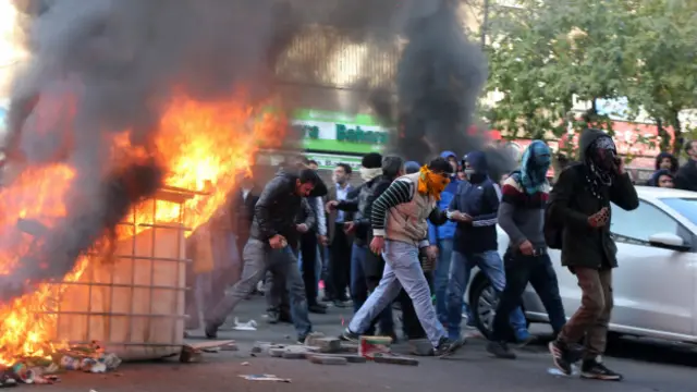 Gazeteciler, eylemleri takip ederken kimi zaman kalabalığın da tepkisiyle karşılaşıyor. Fotoğraf, Diyarbakır'daki bir eylemden.