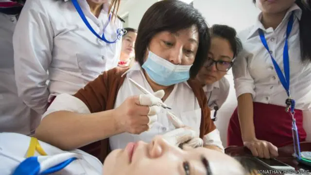 इस तरह दी जाती है 'आई ब्रो' बनाने की ट्रेनिंग.