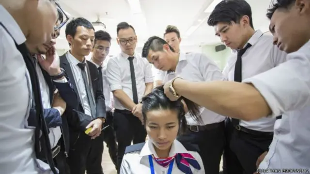 यह लड़की हेअरड्रेसिंग क्लास में मॉडल बनी बैठी है.