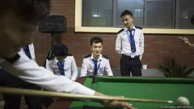 कॉलेज में मनोरंजन के लिए पूल टेबल और इंटरनेट का इंतज़ाम भी है.