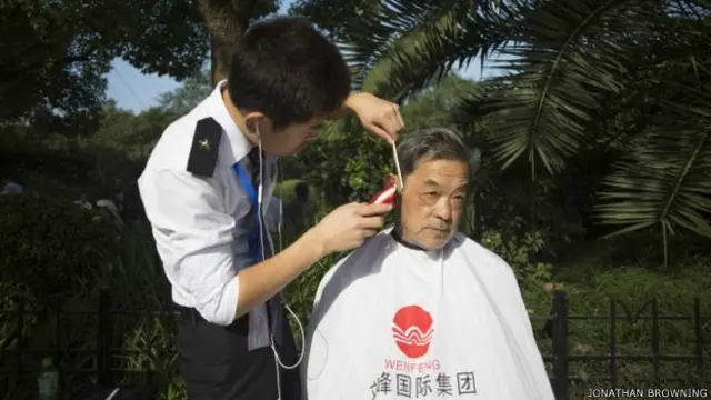 प्रशिक्षु बाहर निकलकर काम सीखने के लिए मुफ़्त बाल काटते हैं.