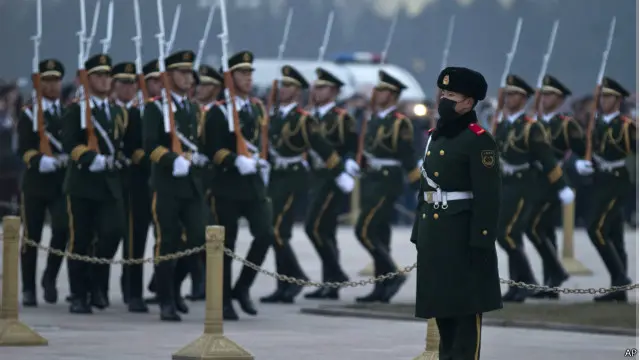 سكان بكين يمارسون عملهم مرتدين أقنعة للوقاية من الهواء الملوث وتقليل آثاره السلبية على صحتهم