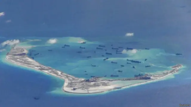 China ha creado islas artificiales en algunos arrecifes en la zona.