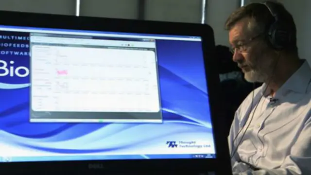 На моніторах висвітлюються показники пульсу, дихання, температури тіла та електропровідності шкіри.