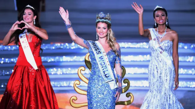 Слева направо: София Никитчук (Россия), Мирейя Лалагуна Ройо (Испания), Мария Харфанти (Индонезия) 