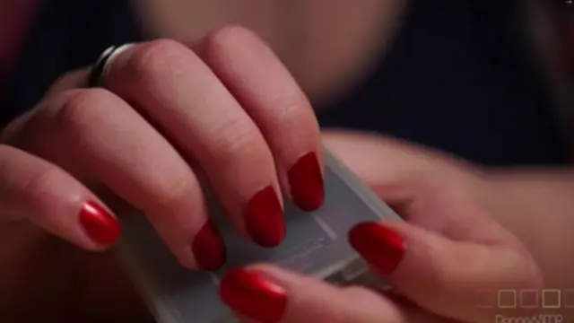 Дівчина барабанить нігтями по пластиковій поверхні (кадр з АСМР-відео)