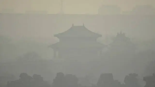 أصدرت الصين تحذيرامن المستوى الرابع ذي اللون الأحمر للتحذير من تلوث الهواء الذي يهدد حياة المواطنين بالعاصمة بكين