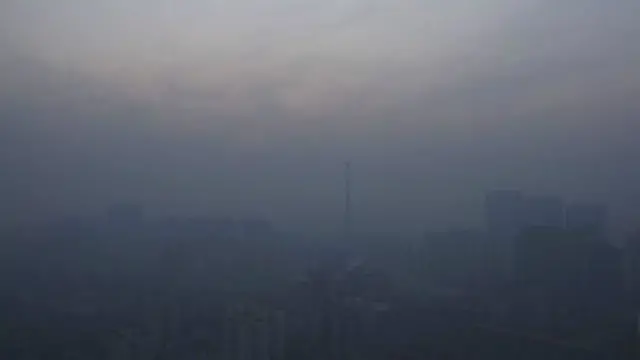 أغلقت المصانع والمدارس أبوابها مع ارتفاع مستوى تلوث الهواء إلى 303 ميكروغرام في المتر المكعب أي أكبر بـ 20 مرة من المعدلات العالمية