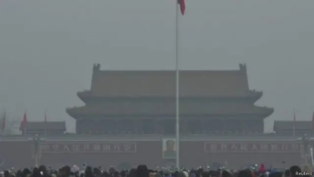 لم يمنع الهواء الملوث الصينيين من التجمع في ميدان تيانينمين للاحتفال برفع علم الصين بوسط بكين