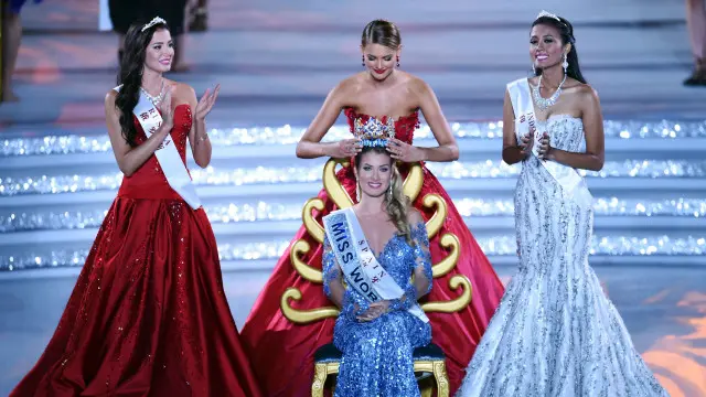 上一届的冠军南非小姐罗琳·施特劳斯为新一届世界小姐戴上后冠。