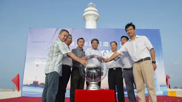 中国官员在南沙华阳礁举行灯塔竣工发光典礼（新华社图片 9/10/2015）