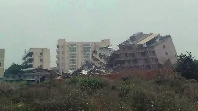 Longsor karena tumpukan sisa-sisa bahan konstruksi bangunan.