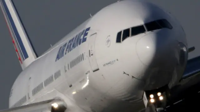 طیارہ براہ راست پیرس میں واقع ’چارلز دا گول‘ کے ہوائی اڈے کی جانب سفر کر رہا تھا
