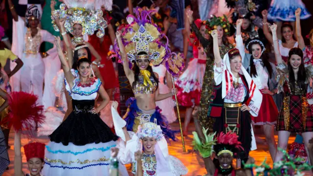 佳丽们在比赛中穿上自己国家或地区的传统服饰。