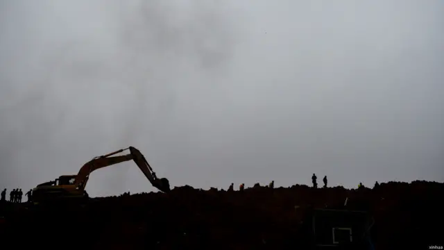 深圳市公安消防支队官方微博发布，截至傍晚16:30已救出七人。