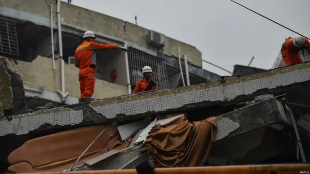 据信，目前现场投入搜救的消防、特警、卫生人员已有近1500人。