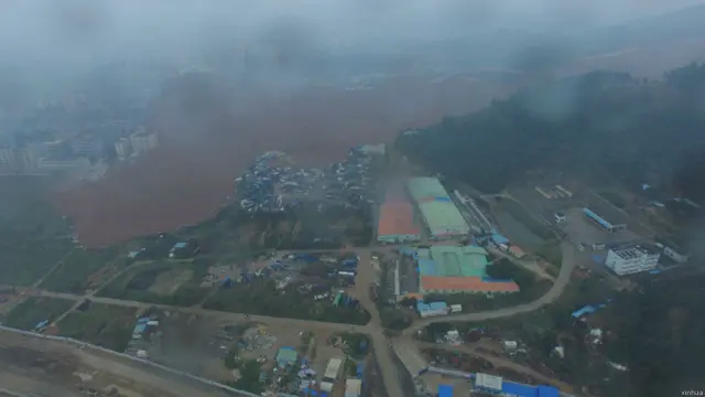 航拍视频显示，多座楼房被山泥推倒，