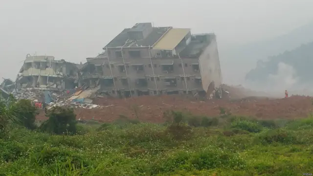 光明新区发生山体滑坡，导致区内柳溪工业园区多幢楼房坍塌。