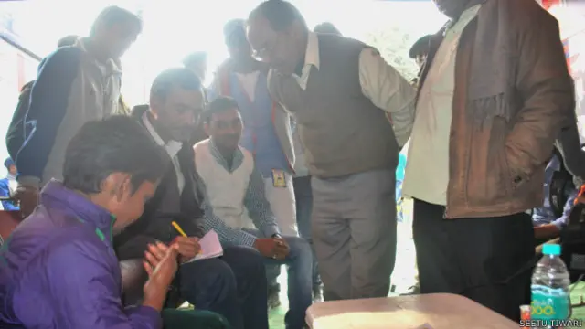 सामुदायिक पुलिस के स्वयंसेवक ड्यूटी समझते हुए. 