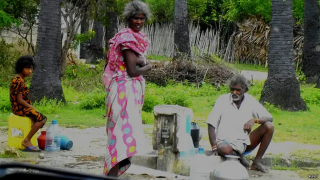 'වතුර බව්සරය එන කොට මෙතන පෝලිම. බෝතල් කෑන් අරගෙන මිනිස්සු පිරිලා. ඇත්තටම බව්සරෙන් වතුර බෙදලා අපේ පිපාසය නිවන්න බෑ'