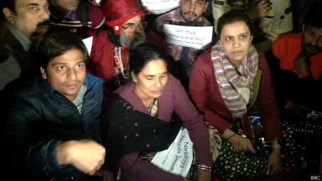 निर्भया की मां आशा सिंह रविवार को जंतर मंतर पर धरने पर बैठी थीं. 