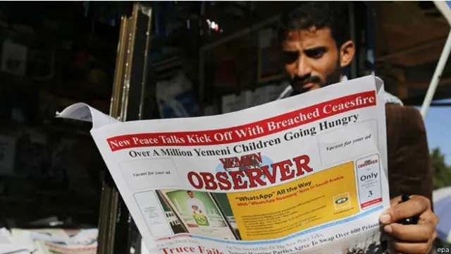 يمني يطالع الصحف في صنعاء