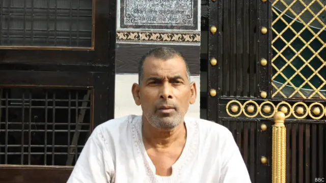 आसिफ़ और दिलशाद के पिता शकील अहमद, अपने घर के सामने.