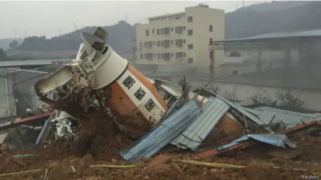 Entre los edificios hay dos casas en las que se alojaban los trabajadores del parque industrial.