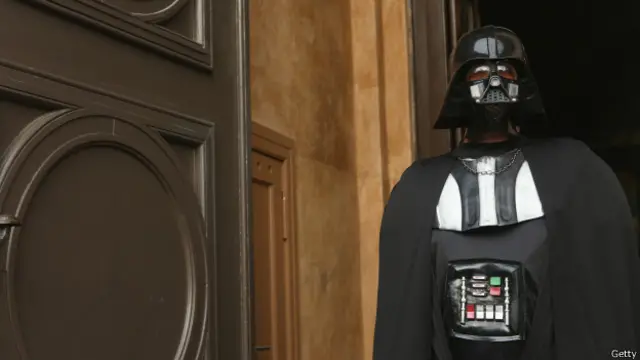 ارتدى بعض الأشخاص أزياء شخصيات الفيلم بما فيها شخصية "دارث فيدر" بقناعه المميز