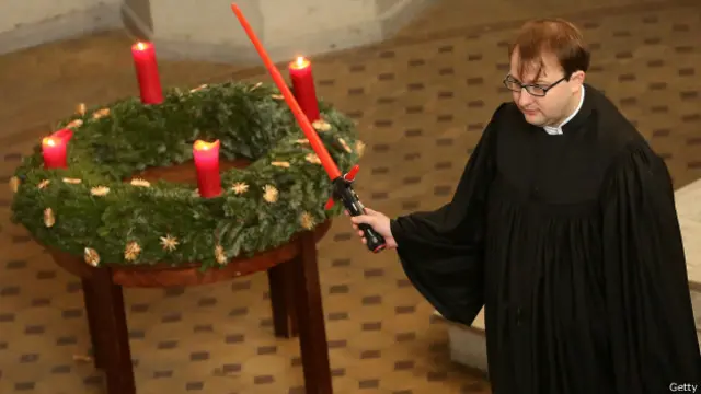 اقام القس المتدرب لوكاس لودفيغ القداس وهو يحمل عصا بلاستيكية مضيئة، تمثل سيف الليزر المستخدم في فيلم حرب النجوم