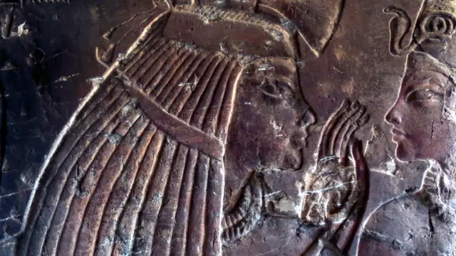 القبر مزدان بالجداريات المنحوتة. (رويترز)