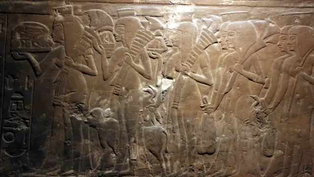 جدارية داخل قبر مايا القريب من الهرم المدرج في سقارة. (رويترز)