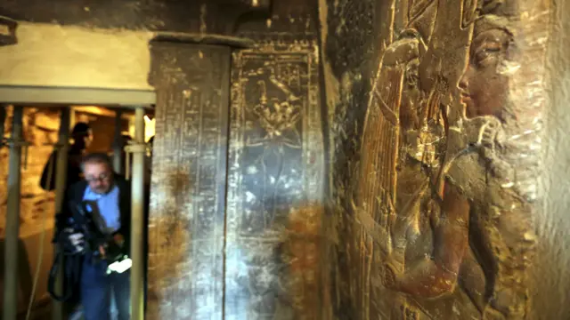 تجري الآن حفريات في قبر توت عنخ أمون في وادي الملوك بالاقصر. (رويترز)