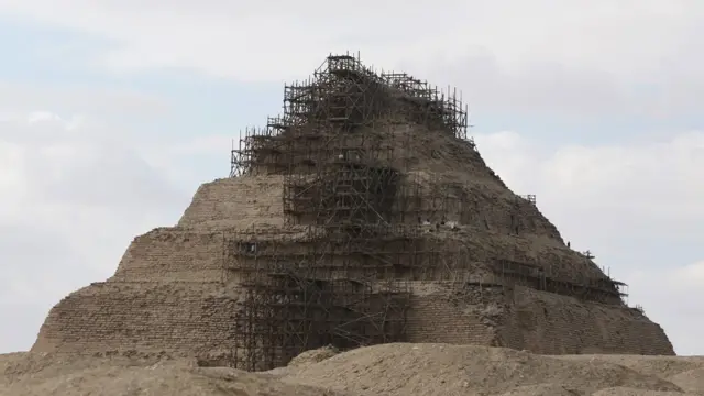 يقع القبر في سقارة التي تبعد عن القاهرة بمسافة 35 كيلومترا. (رويترز)