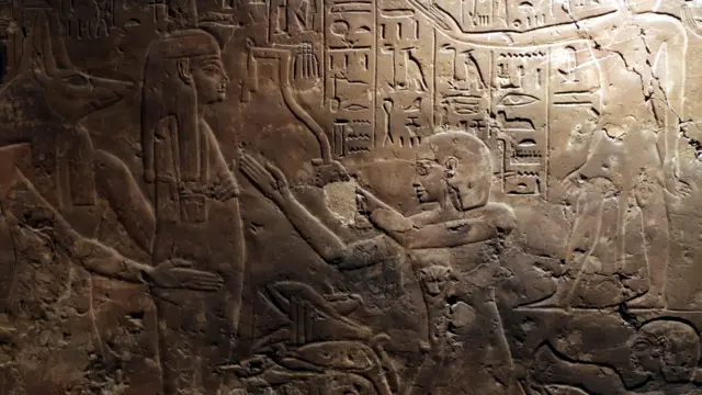 جدارية داخل القبر. (EPA)