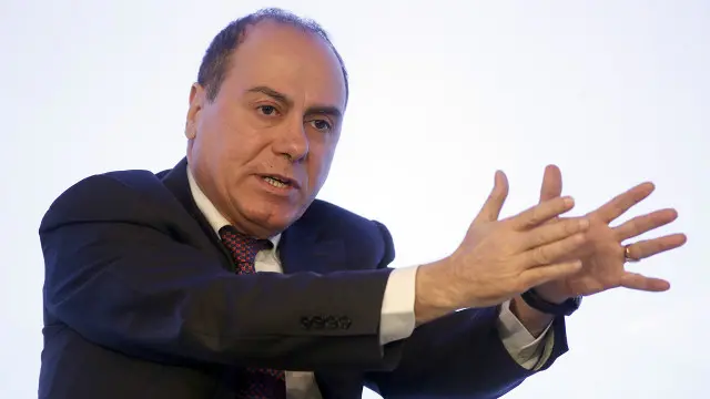 Menteri dalam negeri Israel, Silvan Shalom mundur dari jabatannya setelah dituduh melakukan serangkaian pelecehan seksual.