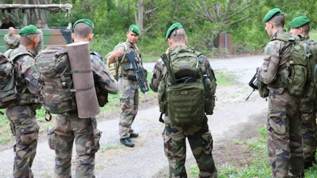 Un grupo de legionarios extranjeros sale de patrulla por la selva de la Guyana Francesa.