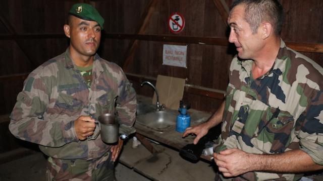 Brasileiro Júlio César (à esq.), sargento-chefe da Legião Estrangeira, se alistou há 11 anos: 'Toda minha família se reuniu para me dizer: o que você vai fazer lá?'