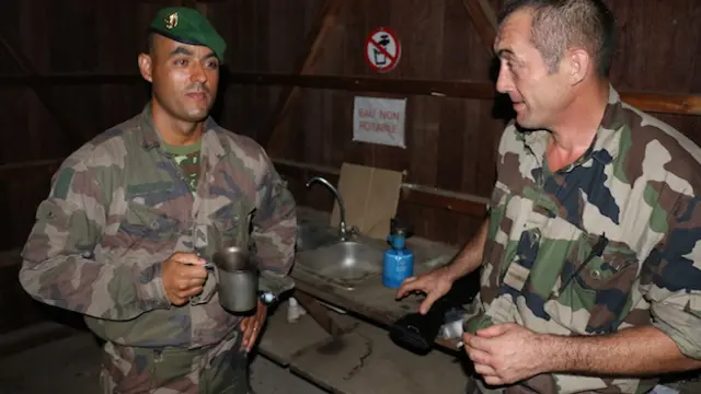 Dos legionarios extranjeros conversan durante una misión en Kourou, Guyana Francesa.