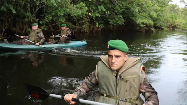 Patrulla de legionarios extranjeros en kayak por un río de la Guyana Francesa. 