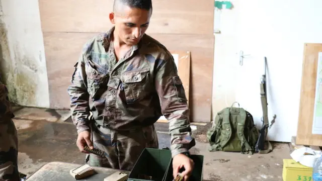 Un legionario extranjero revisa municiones durante una misión en Kourou, Guyana Francesa.
