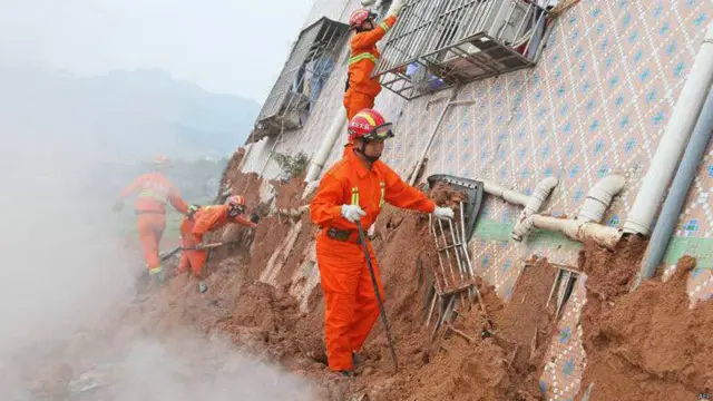 تقریباً نو سو کے قریب افراد کو محفوظ مقامات پر منتقل کر لیا گیا جبکہ سات کو ملبے سے نکالا گیا ہے جنھیں معمولی نوعیت کے زخم آئے ہیں۔ اس لینڈ سلائیڈنگ کے نتیجے میں ہلاکتوں کی اطلاعات موصول نہیں ہوئی ہیں۔