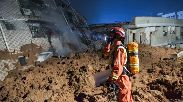 شینزین میں فائیربریگیڈ عملے کا کہنا ہے کہ وہ ملبے میں پھنسے افراد کو نکالنے کی کوشش کر رہے ہیں۔ تقریباً 1500 فائیر فائٹرز متاثرہ علاقے میں امدادی کارروائیاں کر رہے ہیں۔