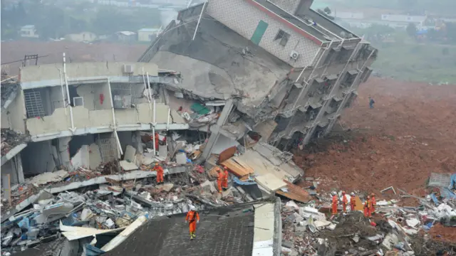 چین کے جنوبی شہر شینزین میں لینڈ سلائیڈنگ سے صنعتی علاقے میں 33 عمارتیں منہدم ہو گئی ہیں۔