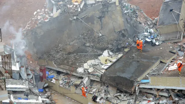 فائیر فائٹر بیور کا کہنا ہے کہ تقریباً 20 ہزار مربع میٹر کا علاقہ مٹی سے ڈھکہ ہوا ہے۔