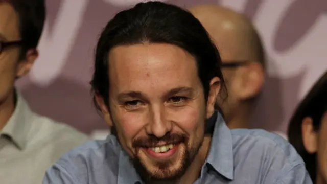 Akademisyen Pablo Iglesias'ın liderliğini yaptığı kemer sıkma politikaları karşıtı Podemos, Aralık 2015'teki seçimlerde büyük başarı elde ederek ülkenin en büyük üçüncü partisi olmuştu.