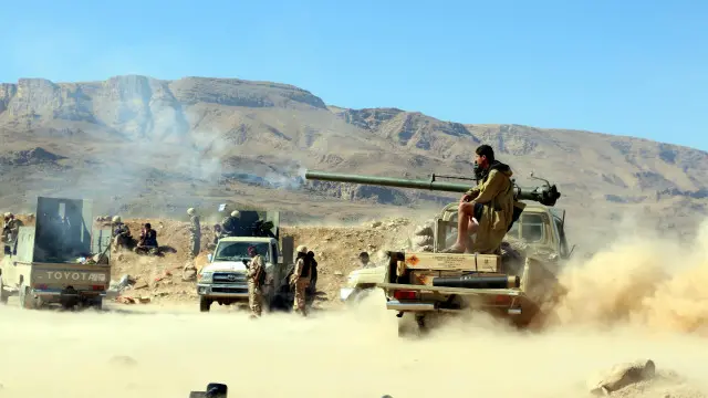 مقاتلون موالون لهادي يطلقون قذائف هاون على ما يعتقد أنه مواقع للحوثيين في محافظة مأرب.