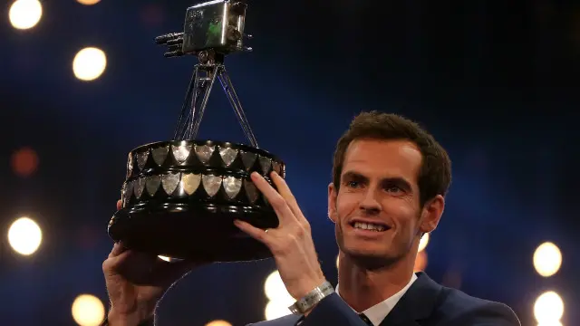 安迪·穆雷捧起他第二度獲得的年度體育人物獎座。